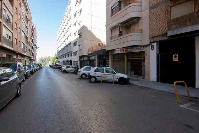 Plaza de garaje en camino de Ronda, junto Gimnasio Yo10 — 11
