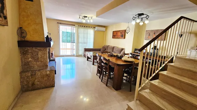 Amplia vivienda unifamiliar adosada con garaje, terrazas y b