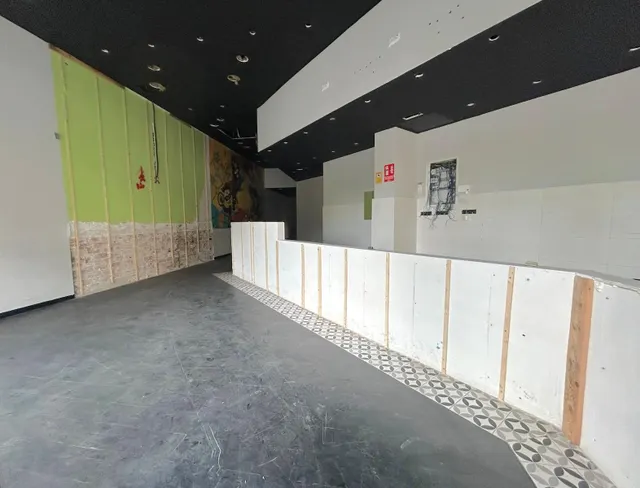 LOCAL COMERCIAL EN VENTA, AVDA. REINA VICTORIA EUGENIA — 8