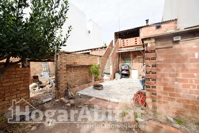 ¡OPORTUNIDAD ÚNICA! AMPLIA CASA PARA REFORMAR CON PATIO Y TRASTERO — 17