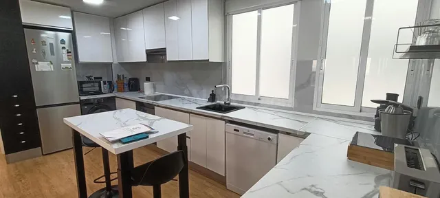 MAGNIFICO PISO DE TRES DOMITORIOS Y DOS BAÑOS REFORMADO CERC - foto 2