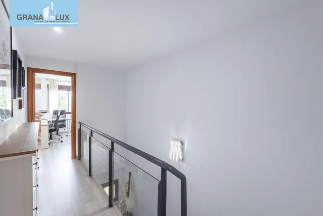 Amplia casa de 182 m2 con patio, gran sótano y a menos de 5 minutos del metro — 23
