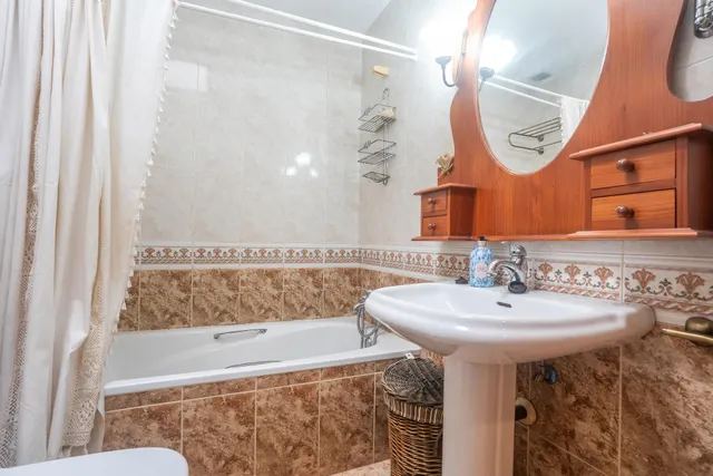 Almeria - cruz de caravaca: amplio triplex - 6 habitaciones + 3 baños + 1 aseo + garaje amplio + 2 salones + 2 cocinas + solarium — 27