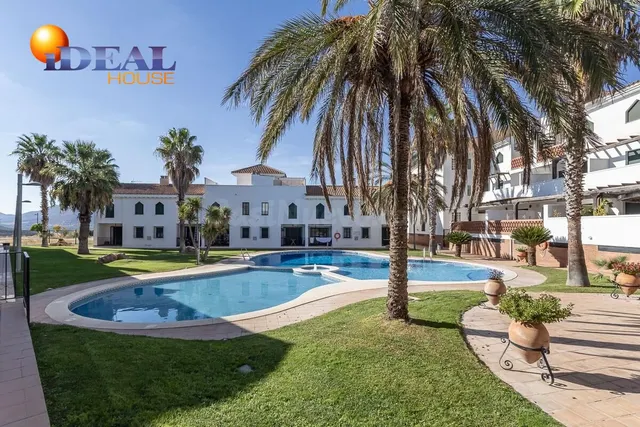 Adosado con espectacular terraza panorámica y piscina a 20 min de Granada — 2
