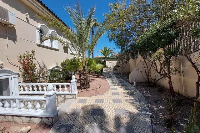 Estupenda villa con vistas al campo de golf y al mar. — 13