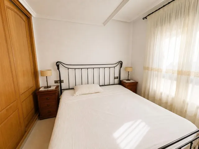 Ático dúplex con vistas frontales al mar y amplio solárium en Guardamar del Segura — 12