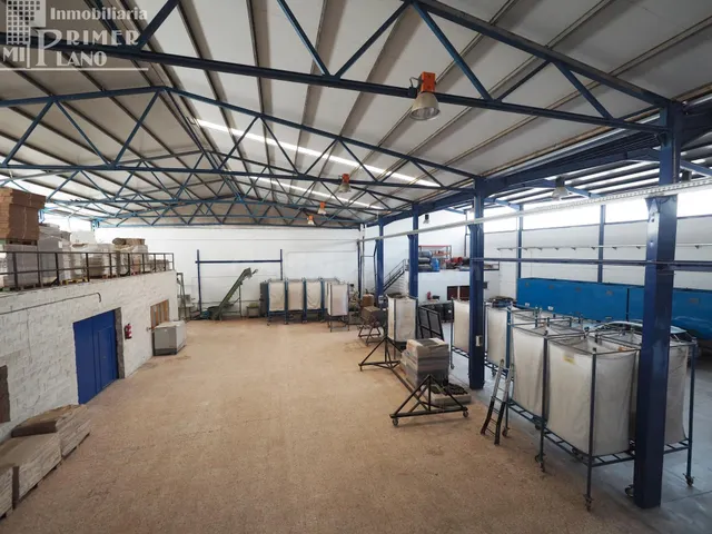 Se vende nave de 1.872 m2 construidos y 2.500 m2 de terreno  - foto 3
