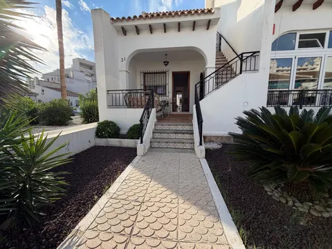 CASA ADOSADA EN ESQUINA CON 2 HAB 2 BAÑOS ENTRADAS INDEPENDIENTES AMPLIO JARDIN EN ORIHUELA COSTA