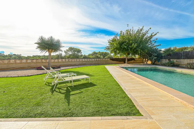Exclusivo unifamiliar con jardín y piscina en Sant Marçal — 23