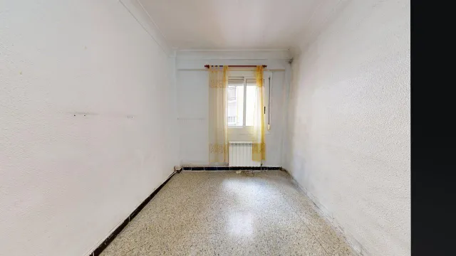 Piso de 65m2. Distribuido en tres dormitorios, salón con terraza, cocina con galería y baño — 28