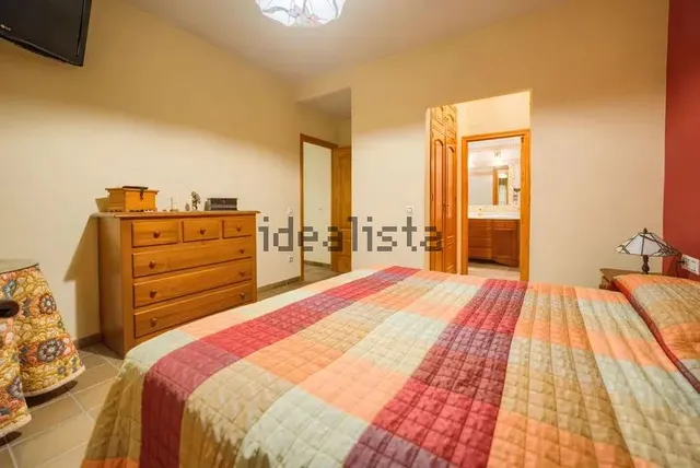 Chalet adosado en venta en Calle Bolivia — 24