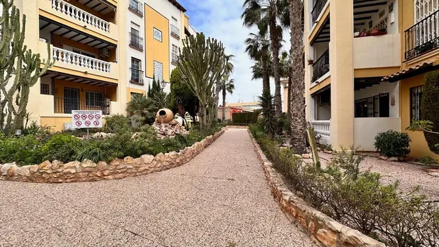 Apartamento con terraza, provincia de Alicante, Torrevieja. 2 habitaciones, 63 m2, 200 metros al mar. — 7