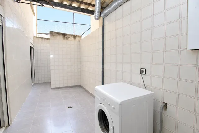 Amplia Planta Baja con Local Comercial en Zona Tranquila - foto 5