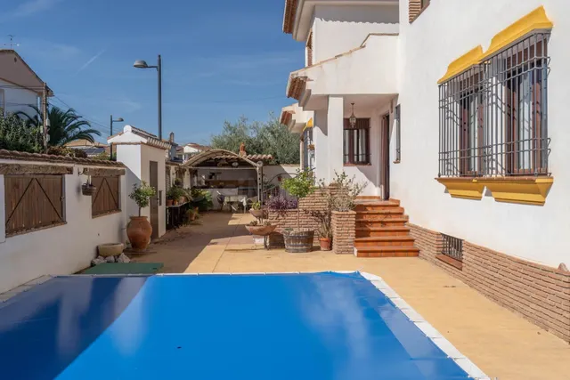 ¡¡ Impresionante chalet dividido en dos viviendas con piscina y zona ajardinadas !! — 2