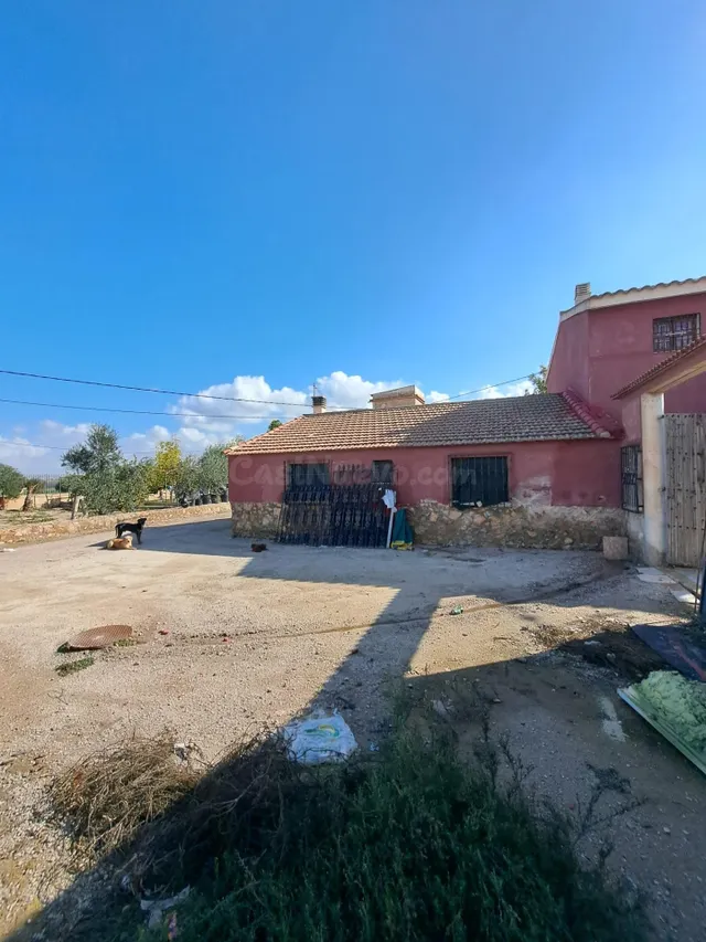FINCA RURAL CON 4 VIVIENDAS Y NAVE — 4