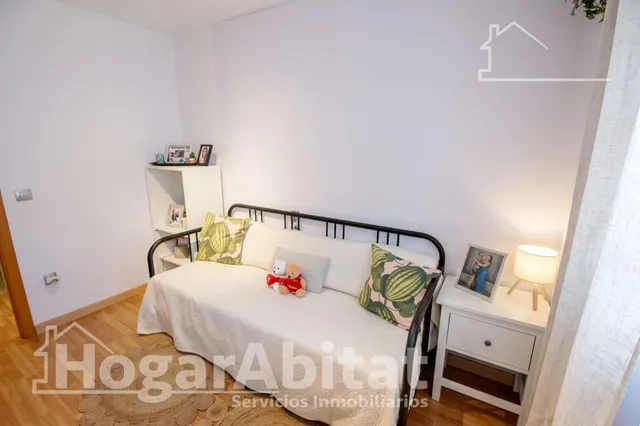 Vive con el confort de un residencial con piscina en este luminoso piso con balcón — 11