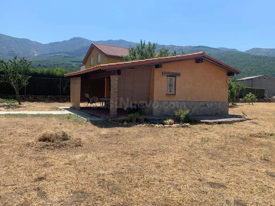 Casa rústica con terreno de 2.000 m2 en Hervás