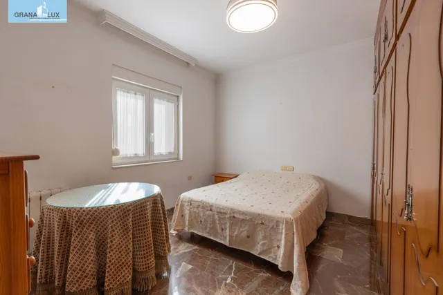 Casa en esquina en venta en Las Gabias — 48