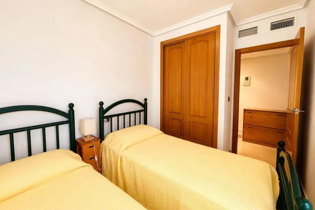 Ático dúplex con vistas frontales al mar y amplio solárium en Guardamar del Segura — 16