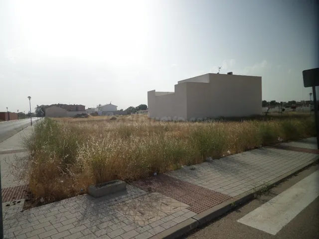 *SOLAR en ESQUINA, con 640m2 junto a la zona de Institutos.  - foto 2