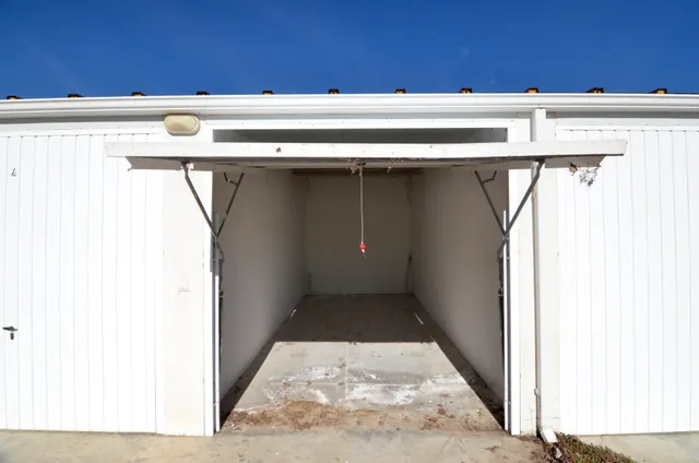 Urbis te ofrece una plaza de garaje cerrada en venta, zona Zarapicos, Pueblo, Salamanca. — 2