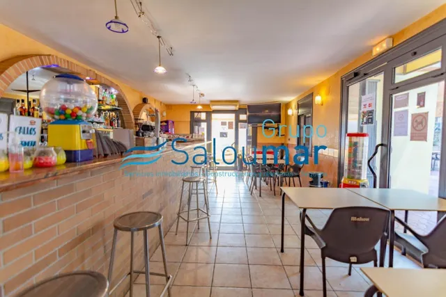 BAR DELANTE DE LA TORRE VELLA DE SALOU — 5