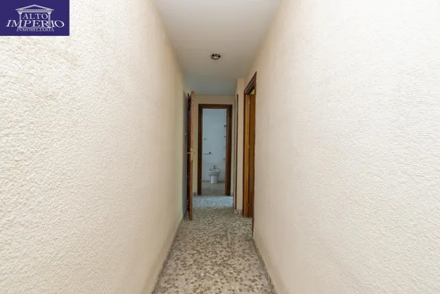 Piso en esquina con terraza y vistas a Plaza Mariana Pineda, Granada — 32