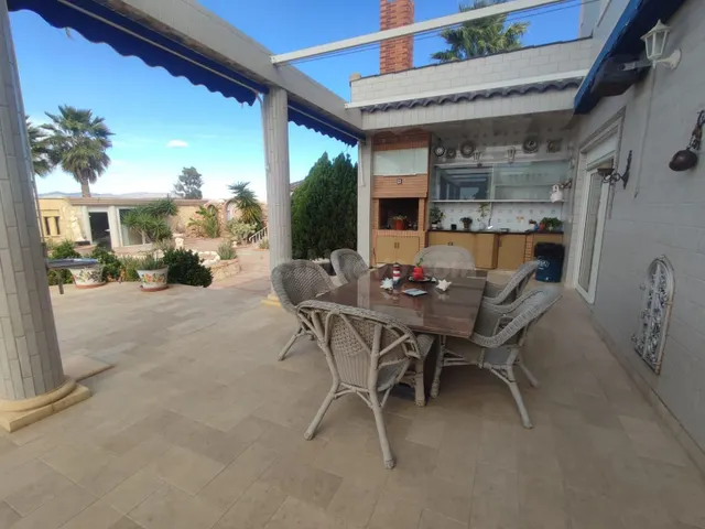 Espectacular chalet de lujo con gran parcela y piscina priva - foto 3