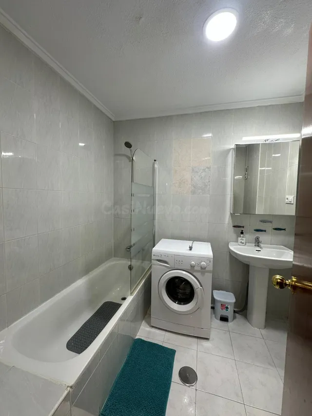 Estudio con terraza, Alicante, Torrevieja. 1 habitación, 36 m2, 900 metros al mar — 28
