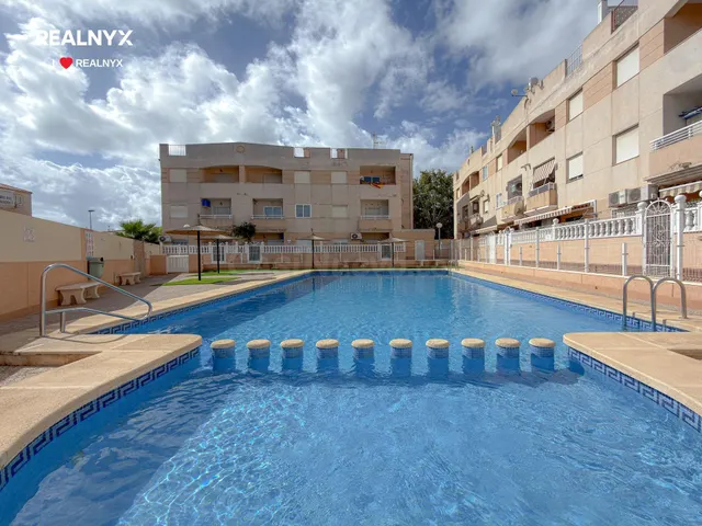 Encantador apartamento tipo bungalow con amplia terraza y licencia turística + Piscina comunitaria + Amplio patio — 3