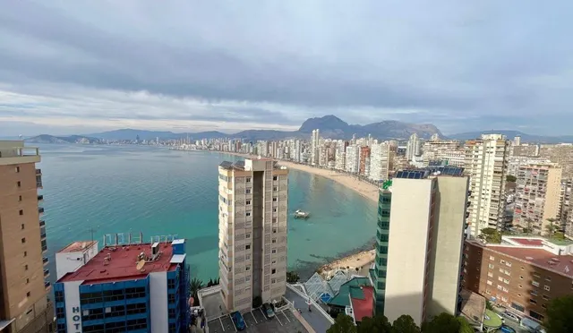 Espectacular piso reformado con diseño y calidad,  con vistas impresionantes al mar y Benidorm. — 13