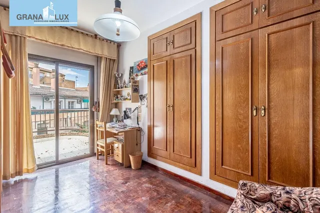 Pisazo en paseo del salón - Granada — 30