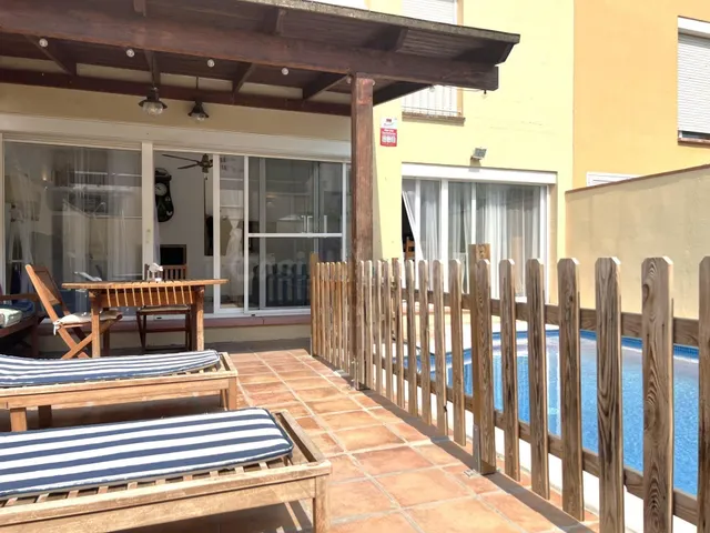 Casa adosada con piscina privada y garaje en Sant Pere Pesca