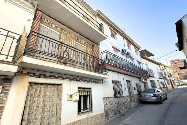 # Casa de Pueblo Tradicional de 4 Dormitorios con Potencial  - foto 3