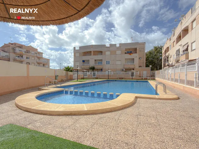 Encantador apartamento tipo bungalow con amplia terraza y licencia turística + Piscina comunitaria + Amplio patio — 31