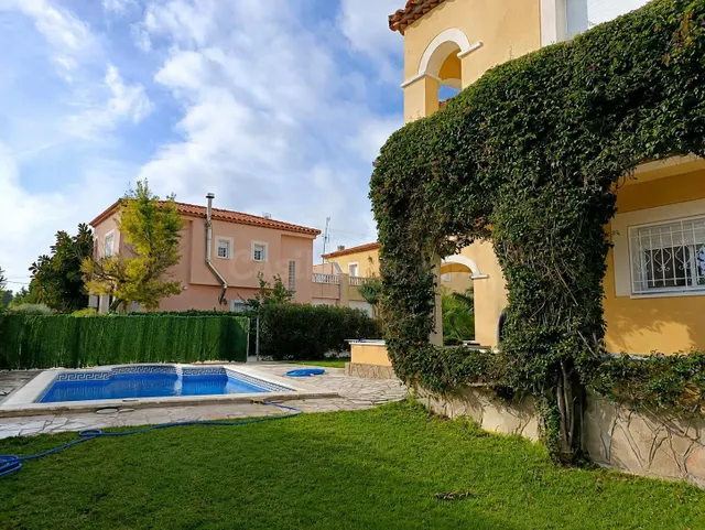 Casa esquinera con jardín y piscina cerca de la playa en Las - foto 3