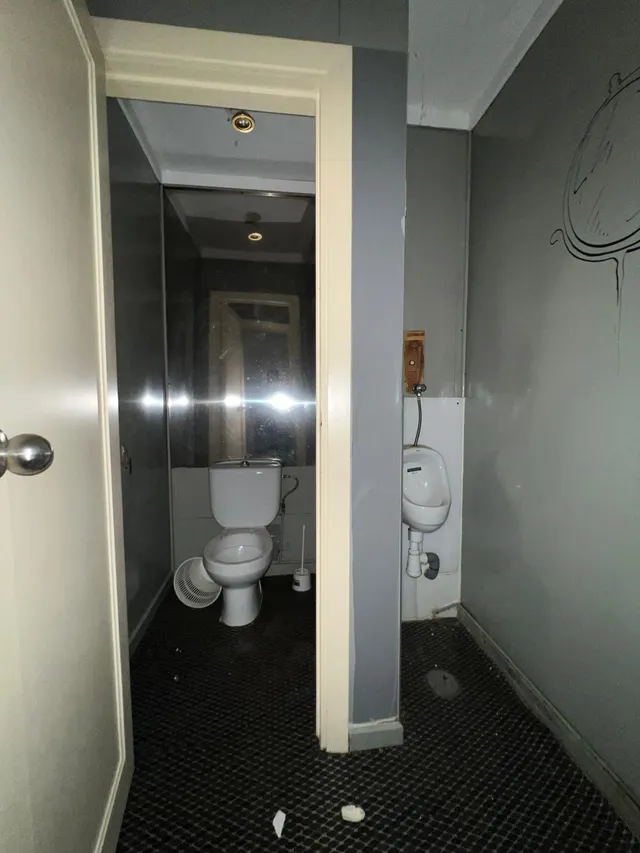 Local Comercial en Calle Enrique Villegas Vélez — 17