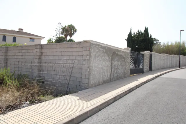 Parcela Urbana de Casi 1.000 m2 con Casa a Reformar en Los G