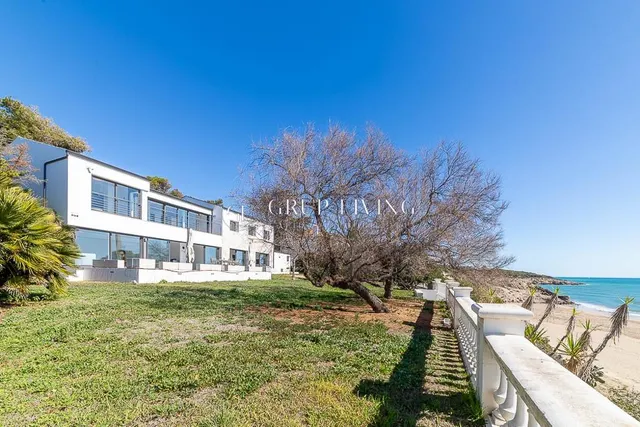 CASA EN PRIMERA LINEA DE MAR — 49