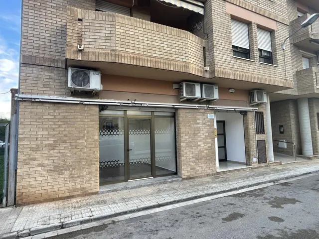 LOCAL COMERCIAL A ROQUETES DE 195m2 — 2