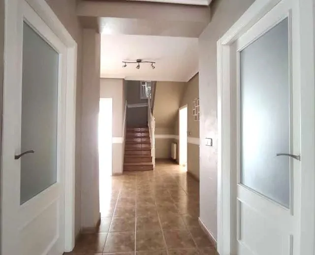 SE VENDE CASA CON AMPLIO PATIO EN PINOSO. — 4