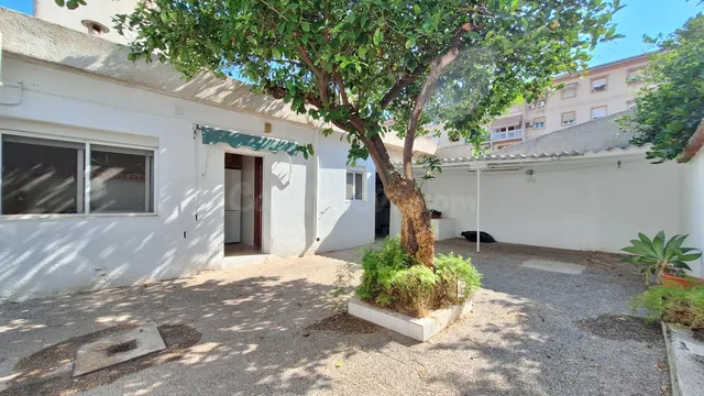 Casa SIN AMUEBLAR de tres dormitorios y patio en Vistabella - foto 4