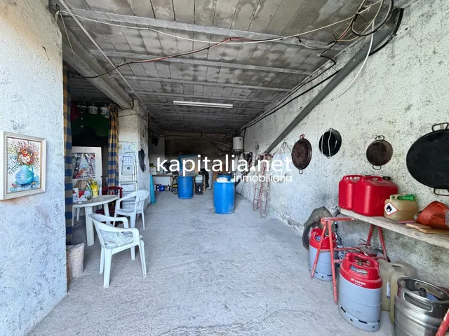 Casa con explotación agrícola en desuso — 17