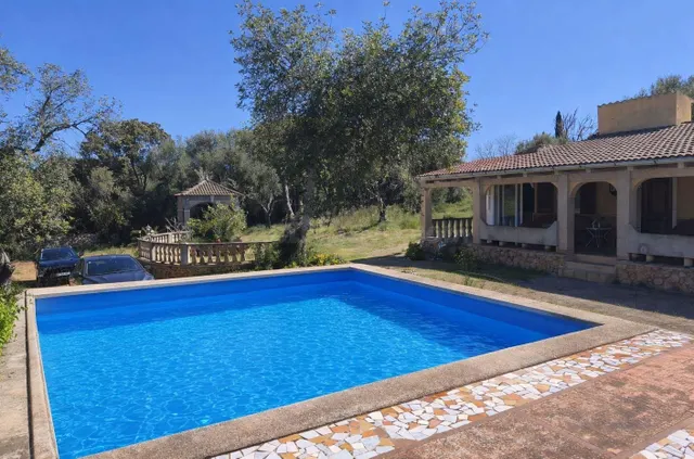 Finca rústica con piscina y parcela de 3.400 m2 en Costitx – - foto 3