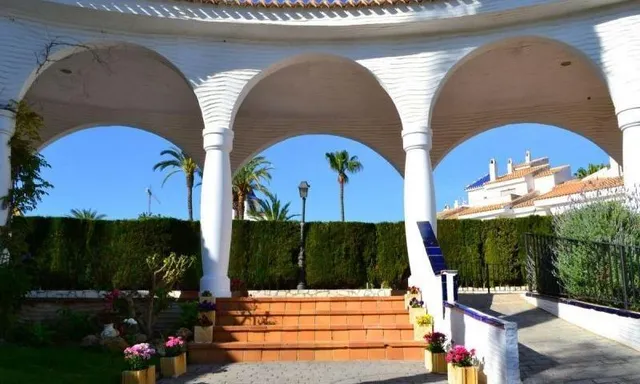 BUNGALOW A 500M DE LA PLAYA EN URBANIZACION CON 4 PISCINAS Y GARAJE !! — 27