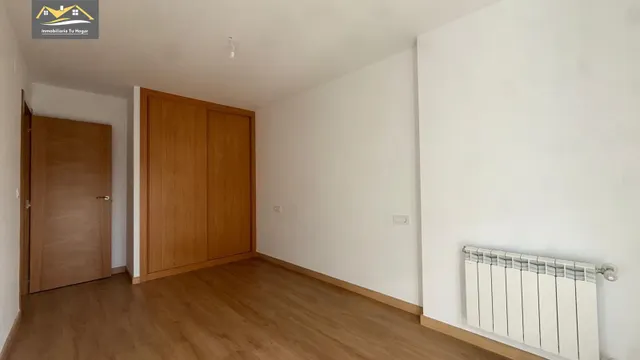 Chalé adosado, con terraza 30m , jardín 70m , garaje para 2 coches. 5 habitaciones. 3 baños. Cocina salón comedor de 35 m2. Magnificas vistas. Muy soleados — 33