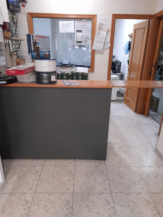SE VENDE LOCAL /  BUENA ZONA /ZONA CAROLINAS — 6