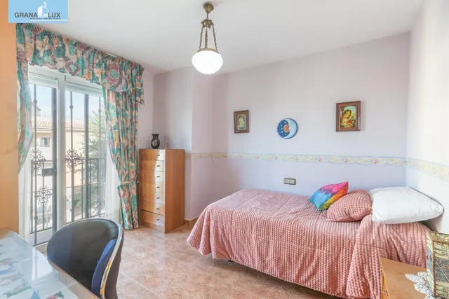Casa independiente a 5 minutos de Granada en buen estado para entrar a vivir — 48