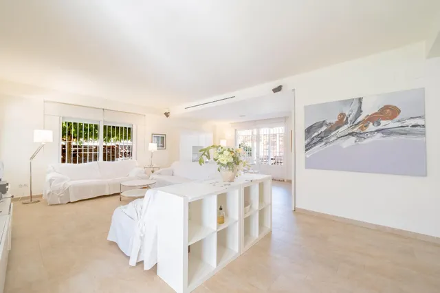 Villa independiente con piscina y 893 m2 de parcela en Benicàssim: espacio, diseño y privacidad — 7