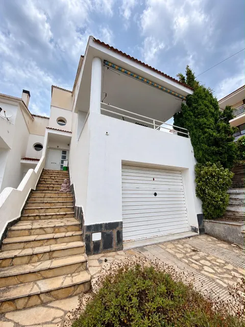 Casa pareada con jardín privado, dos terrazas y amplio garaje en Calafell